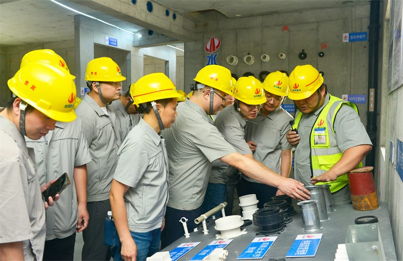 为进一步推进优质客户高效履约，提升交付品质、达成客户满意，2025年6月25日，六合联盟建设集团在上海组织召开2025年越秀地产、华润置业客户履约推进会。